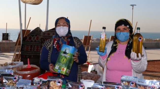 Yeni Yıl Etkinliğinde Üretici Kadınlar Tezgahları El Emeğiyle Donattı