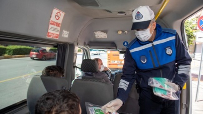 Büyükşehir Trafik Zabıta Ekiplerinden Yolculara Sağlık Paketi